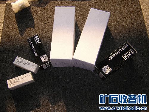 原厂所附的真空管,共有6sn7,300b,5687,整流管是5u4gb_副本.jpg 我也装了Audio Note Kit1 5th Anniversary Edition 300B单端胆机
