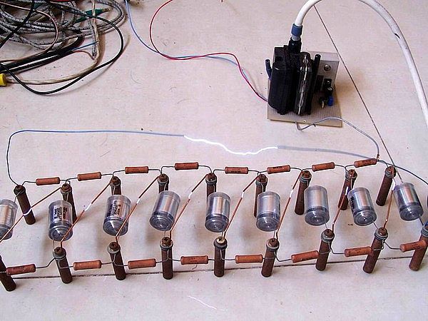 《闪电制作---马克思发生器和特斯拉线圈的制作教程》相关图片 闪电制作---马克思高压发生器和特斯拉线圈的制作教程