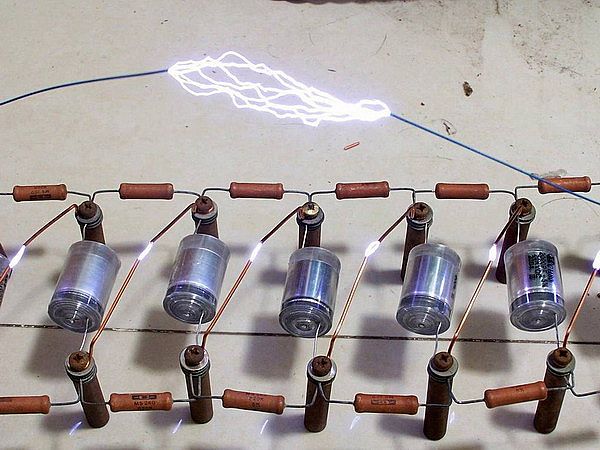 《闪电制作---马克思发生器和特斯拉线圈的制作教程》相关图片 闪电制作---马克思高压发生器和特斯拉线圈的制作教程