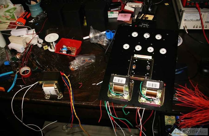 山寨了一台J版的EL84(6p14)推挽胆机,用12AU7代替了ECC85,居然