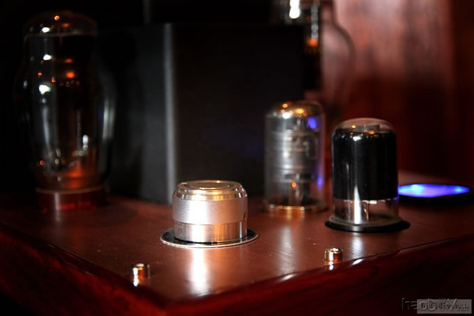 才做的6sj7(6j8p)+6v6+300b单端胆机图片发上来