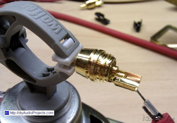 第三手拿着RCA插头 德国译文:DIY RCA互连电缆屏蔽音频线