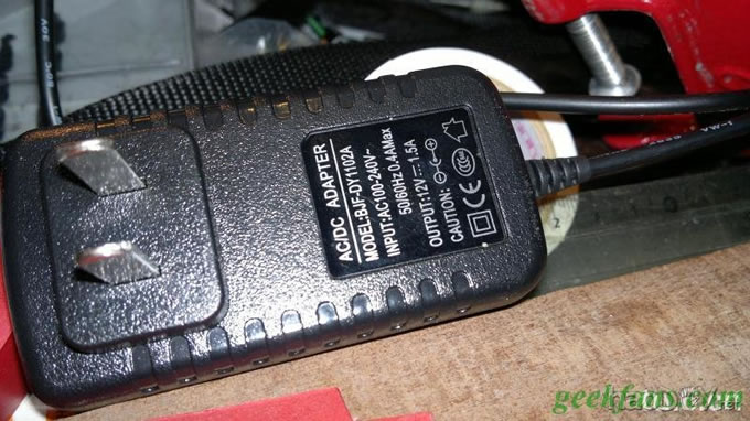 7b57a90a14efe3cdf1b41e4b2c46843b.jpg 还在为手工制作时需要钻孔而发愁么?DIY极低成本的精密小台钻