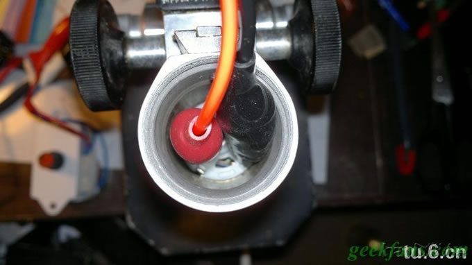 4a3e2a5ed08a66f3cb99faa5ed8cefd6.jpg 还在为手工制作时需要钻孔而发愁么?DIY极低成本的精密小台钻