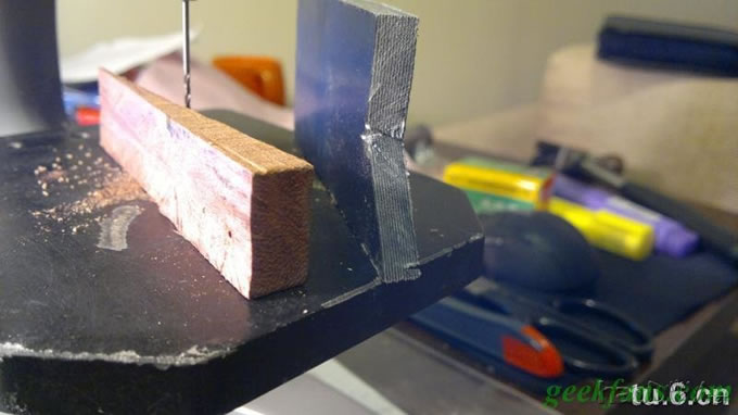 8cc3ea16f7f851a6e2385d7a02eeba4c.jpg 还在为手工制作时需要钻孔而发愁么?DIY极低成本的精密小台钻