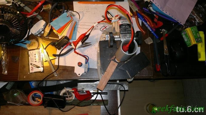 100b1724f74b5eb67c1ec54050d229a1.jpg 还在为手工制作时需要钻孔而发愁么?DIY极低成本的精密小台钻