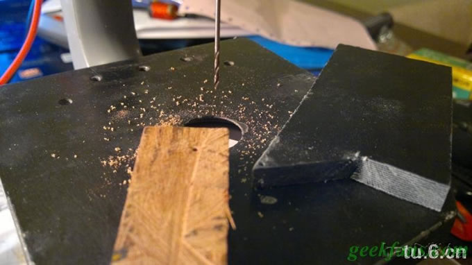 b17fe6f10d6c498756a95096c52dffcc.jpg 还在为手工制作时需要钻孔而发愁么?DIY极低成本的精密小台钻