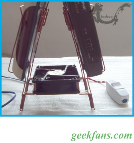 82_22606_fe503972383bb55.jpg 路由器背靠背式散热架(带风扇)