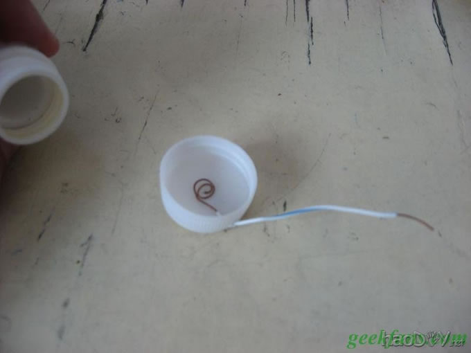 一面用铜丝绕圈,一面用弹簧 pvc管自制5号电池盒(原创)