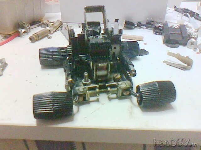 10.jpg 用废旧零件diy自制机器人模型玩具