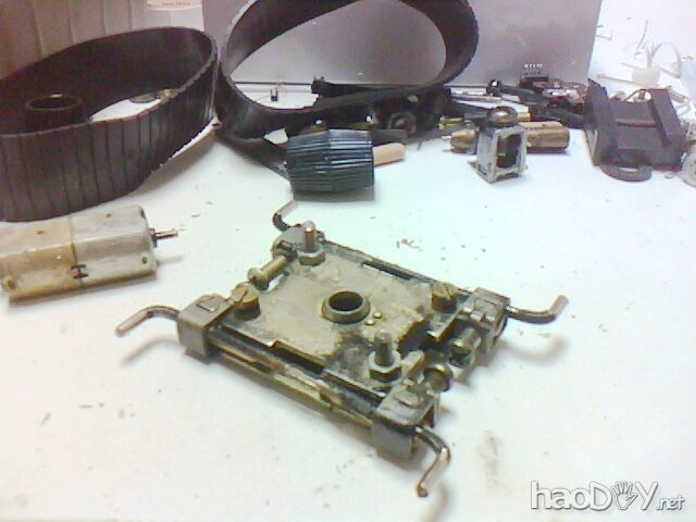 2.jpg 用废旧零件diy自制机器人模型玩具