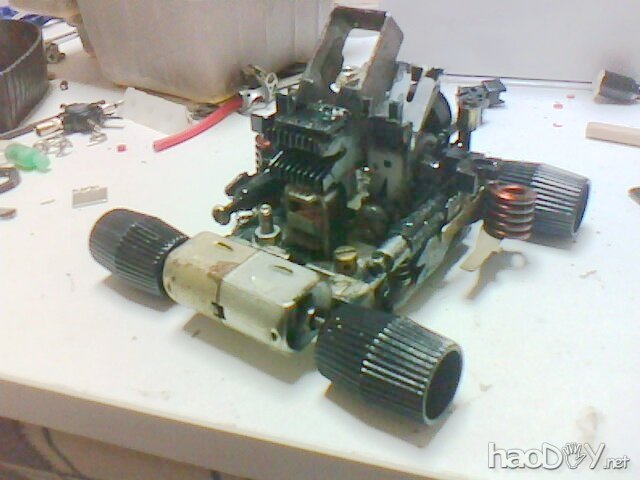 7.jpg 用废旧零件diy自制机器人模型玩具