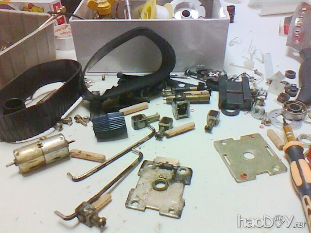 0.jpg 用废旧零件diy自制机器人模型玩具