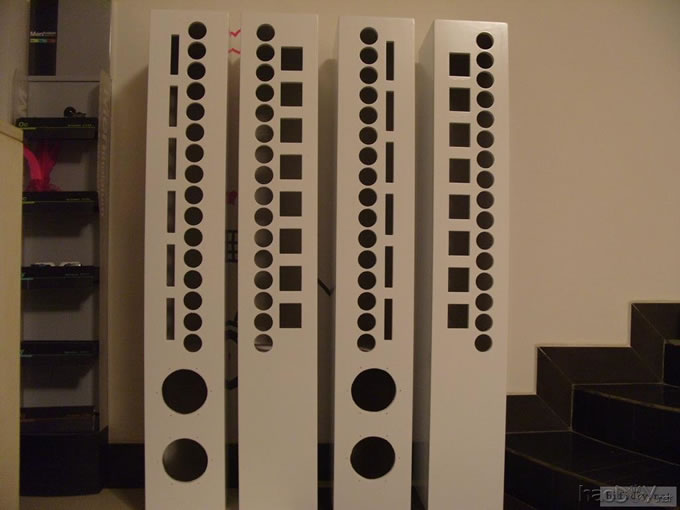 一对丰满的乳白色全频喇叭音柱音箱