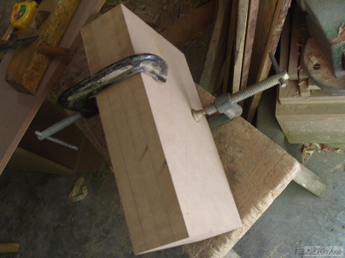 一对丰满的乳白色全频喇叭音柱音箱