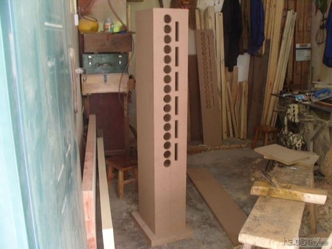 一对丰满的乳白色全频喇叭音柱音箱