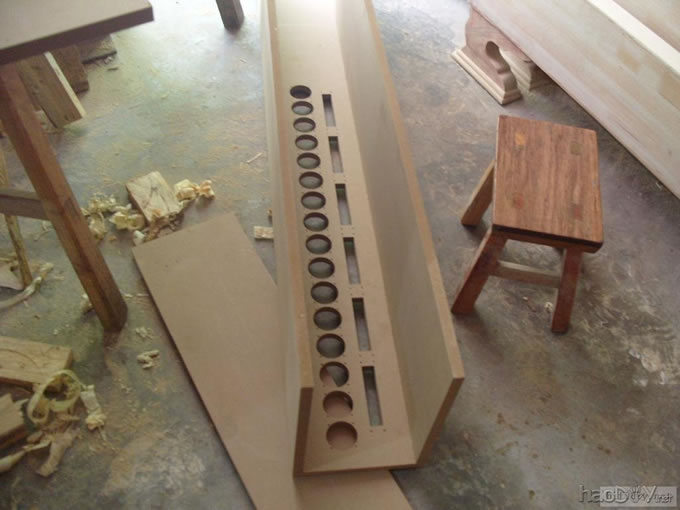 一对丰满的乳白色全频喇叭音柱音箱