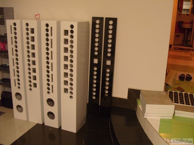 一对丰满的乳白色全频喇叭音柱音箱