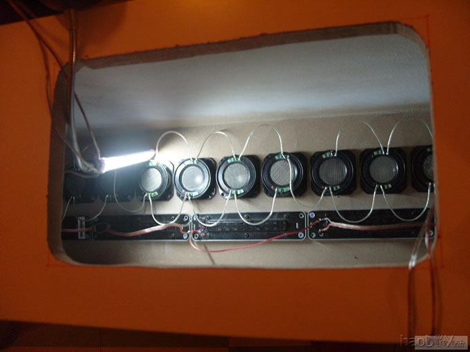 一对丰满的乳白色全频喇叭音柱音箱