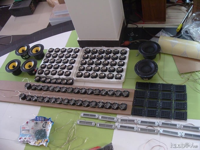 一对丰满的乳白色全频喇叭音柱音箱