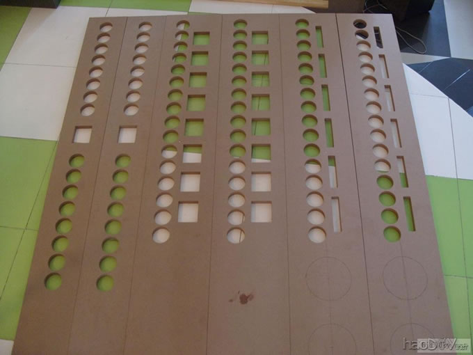 一对丰满的乳白色全频喇叭音柱音箱