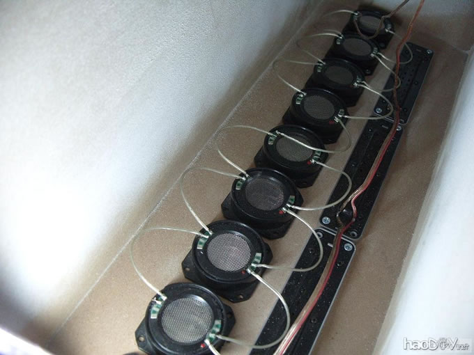 一对丰满的乳白色全频喇叭音柱音箱