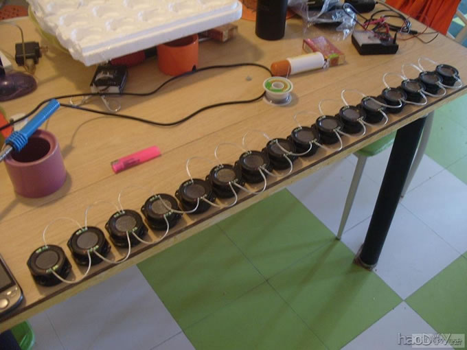 一对丰满的乳白色全频喇叭音柱音箱