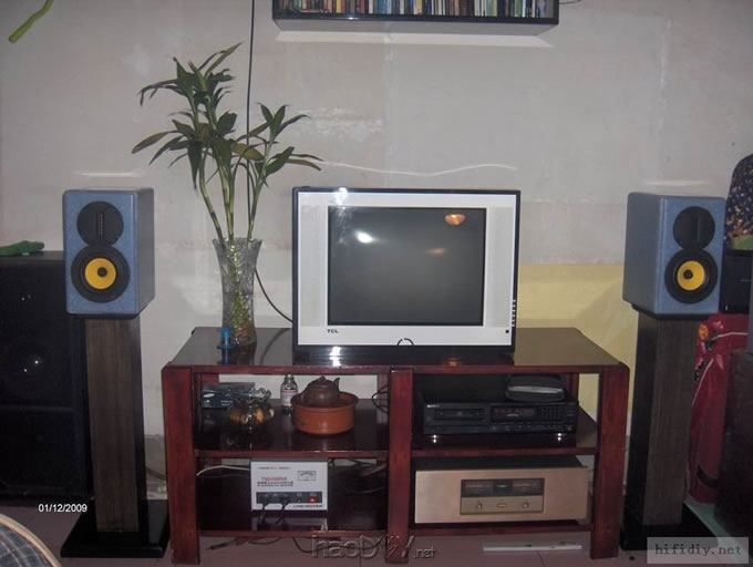 直仿玉石打造的惠威M1奢华限量版书架箱