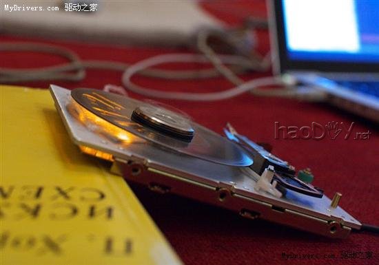 牛人暴强DIY硬盘改革视觉暂留电子钟