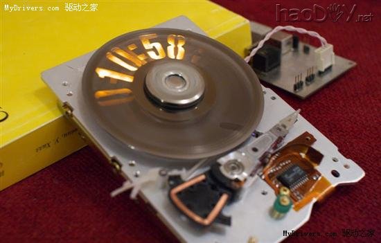 牛人暴强DIY硬盘改革视觉暂留电子钟