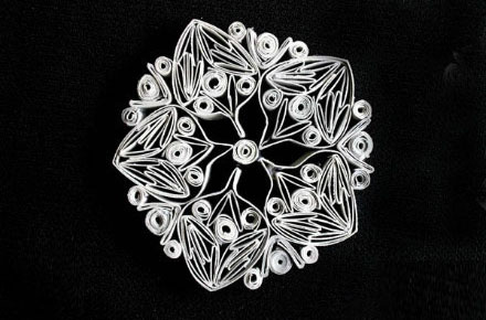 制作用废弃纸筒制作的复古花艺杯垫的教程