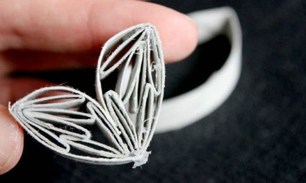 制作用废弃纸筒制作的复古花艺杯垫的教程