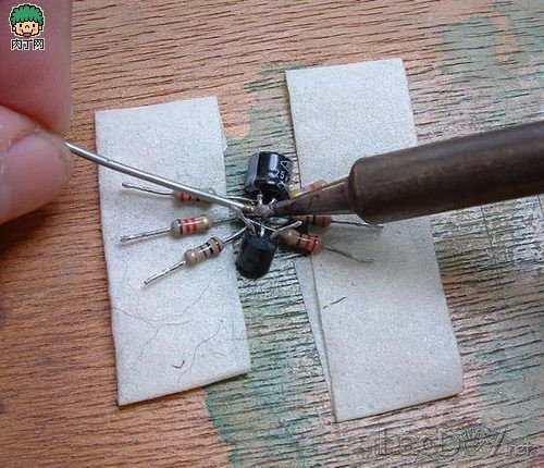 制作废旧电脑配件的旧物利用DIY改造作品