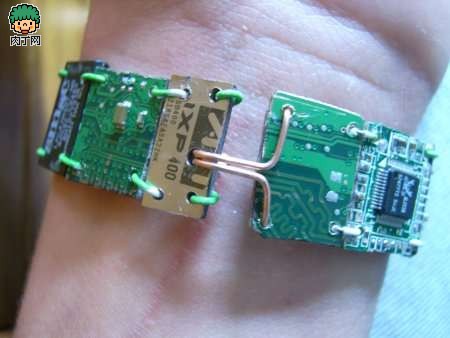 制作废旧电脑配件的旧物利用DIY改造作品