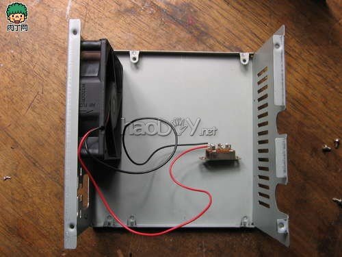 制作废旧电脑配件的旧物利用DIY改造作品