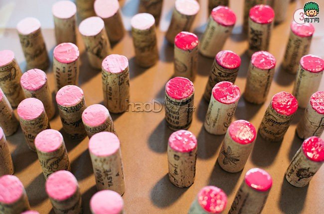 制作用废弃的红酒瓶塞DIY渐变色桃心立体墙上挂画图解