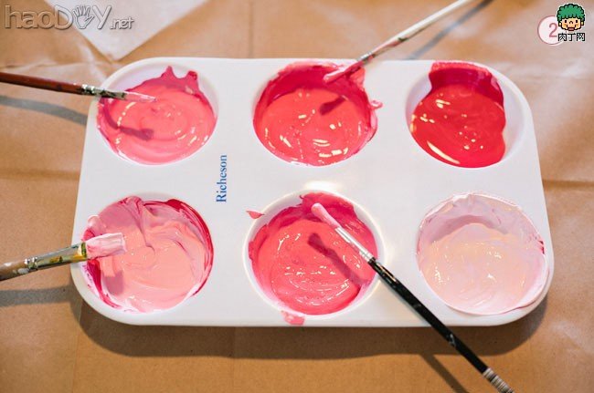 制作用废弃的红酒瓶塞DIY渐变色桃心立体墙上挂画图解