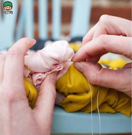 diy手工旧毛线旧衣物编织坐垫废物利用DIY图解