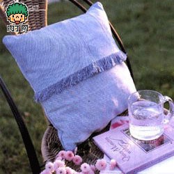 自制用废旧牛仔裤DIY一个舒适靠垫