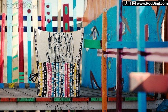 制作Vanja Bazdulj废弃塑胶垫DIY的沙发作品