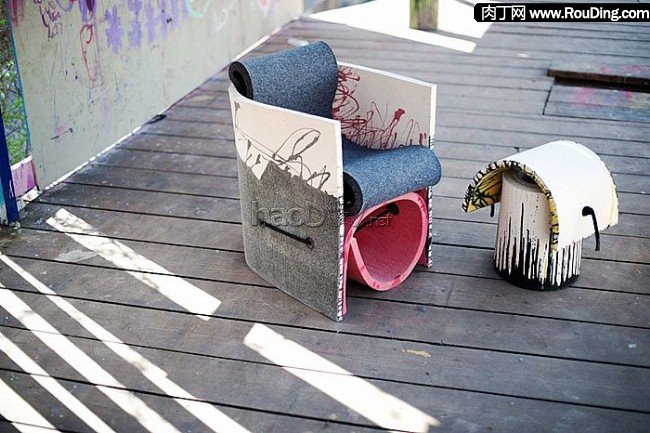 制作Vanja Bazdulj废弃塑胶垫DIY的沙发作品