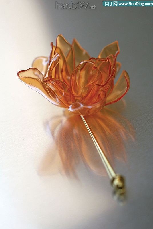 diy饮料瓶废物利用首饰DIY设计作品欣赏四、胸针