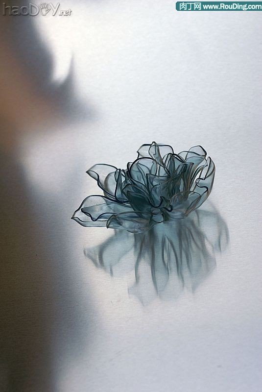 diy饮料瓶废物利用首饰DIY设计作品欣赏四、胸针