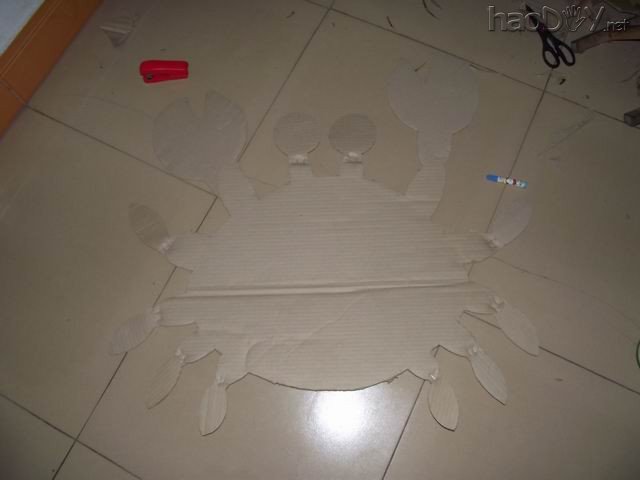 自制宝宝的元旦道具:瓦楞纸板手工制作的DIY小螃蟹