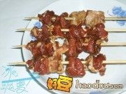制作家中DIY羊肉串的做法