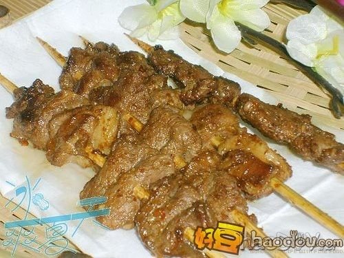 制作家中DIY羊肉串的做法