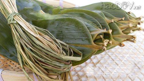 制作粽子的做法:黄香味卤肉粽