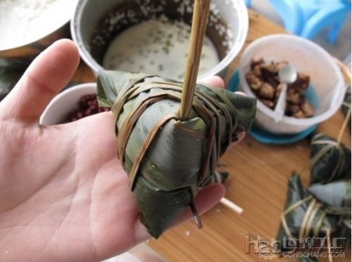 制作肉粽子的包法