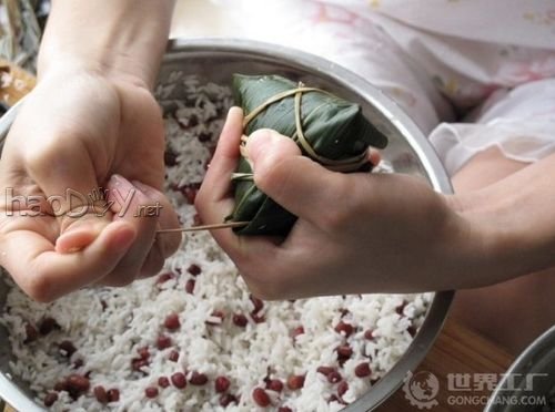 制作肉粽子的包法