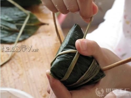 制作肉粽子的包法